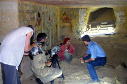Ekipa filmuje w grobowcu kapana Ni Anch-Nefertuma