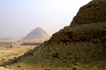 Piramida Userkafa widziana przez piramid Desera; Autor: Marcin Malinowki