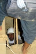 Egipski robotnik w szybie korytarza nr 2