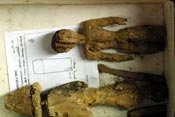 Drewniane figurki znalezione w jednej z komr grobowych